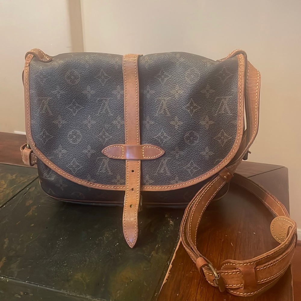 Louis Vuitton Saumur 25